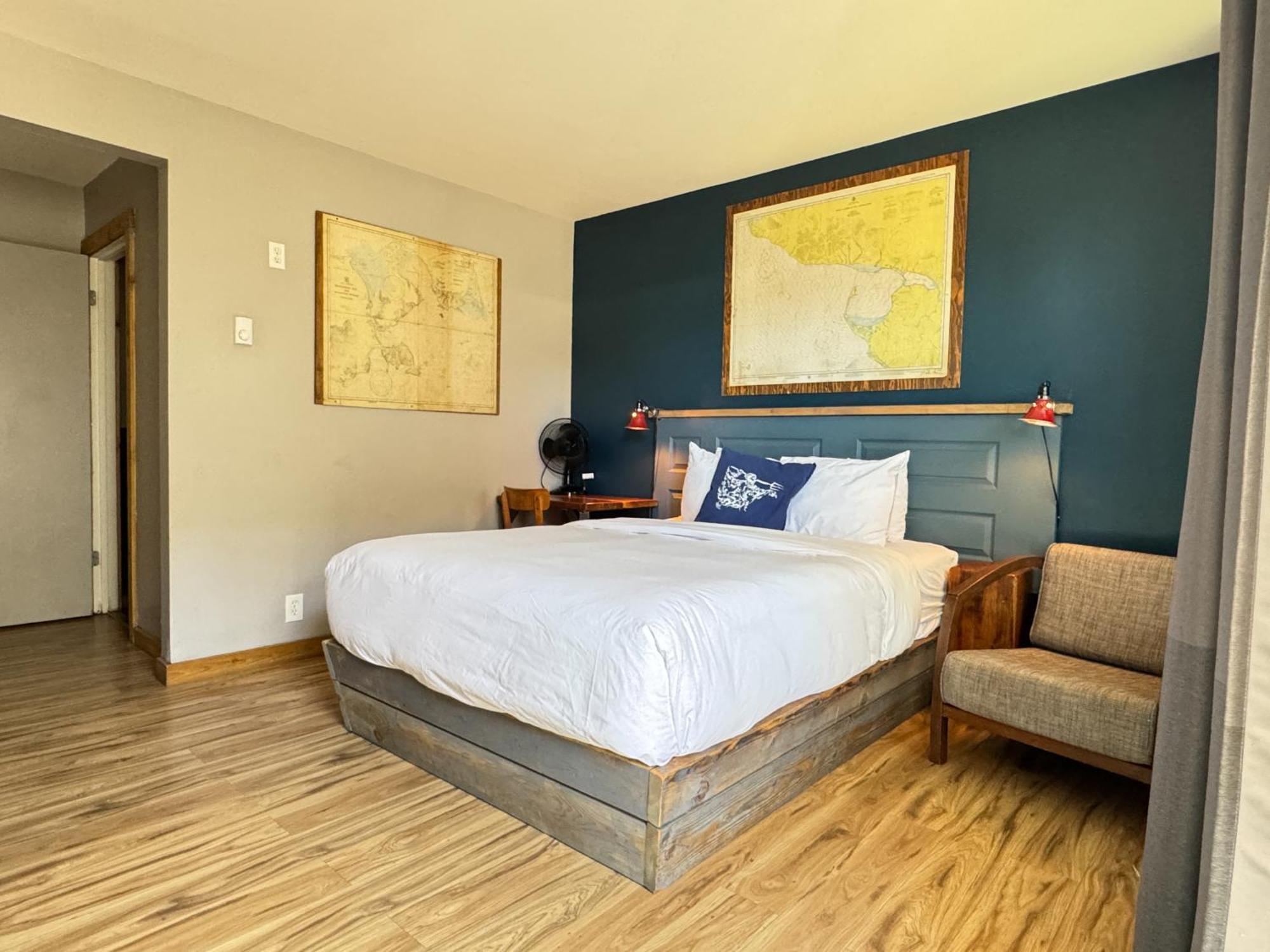 Salt & Pub Hotel 3*